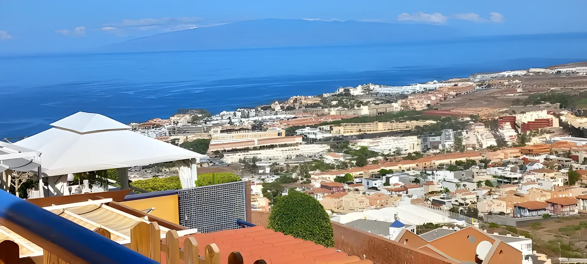 Vista de la costa de Costa Adeje y del océano desde la terraza del apartamento