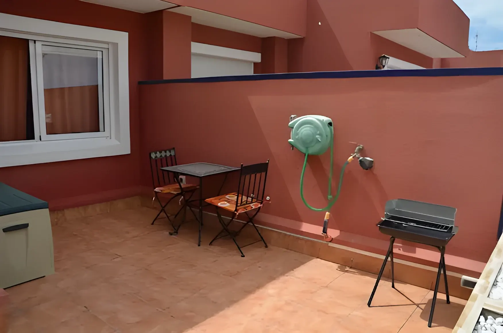 Terraza privada con barbacoa y mesa exterior