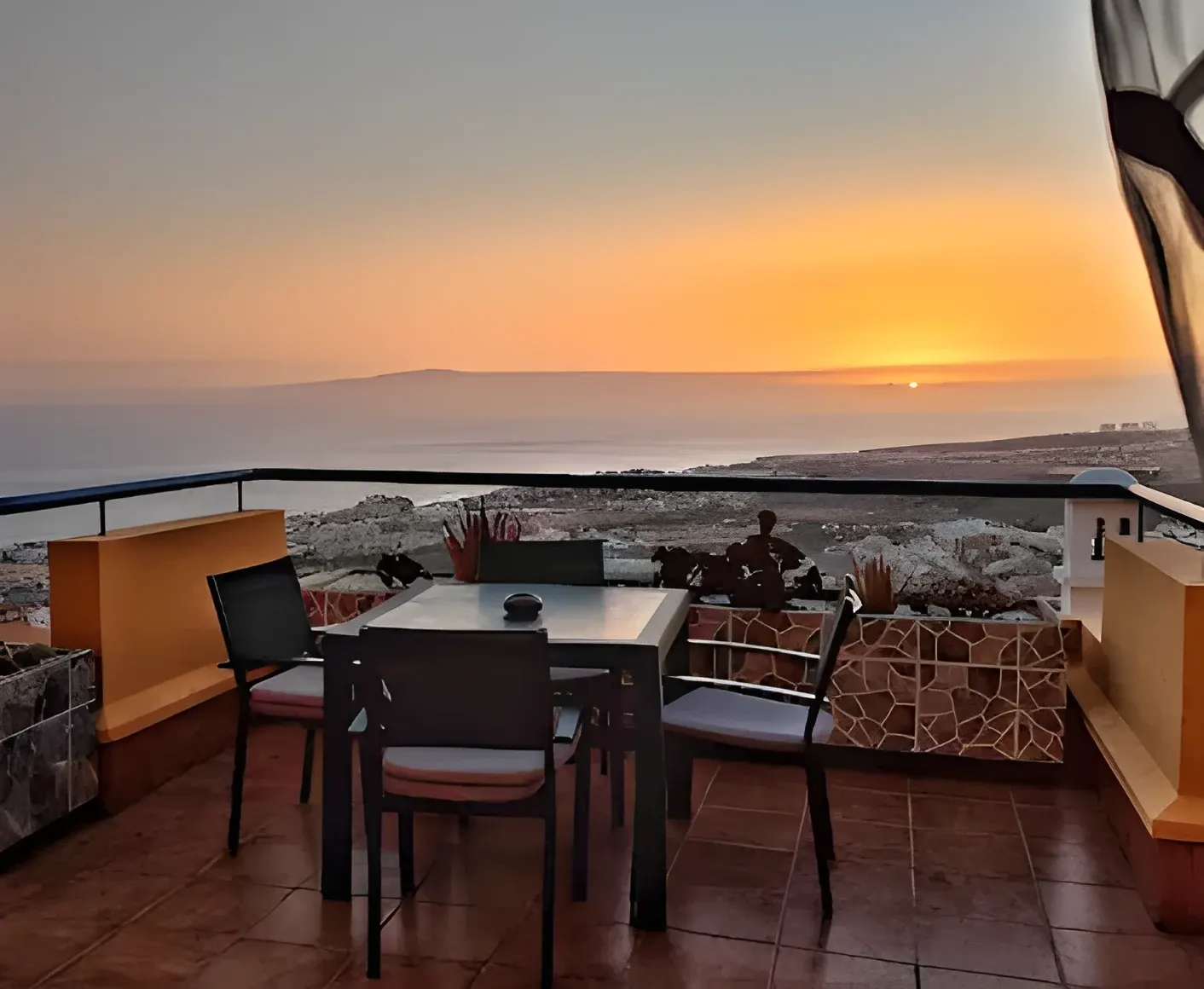 Mesa de la terraza con vistas al atardecer