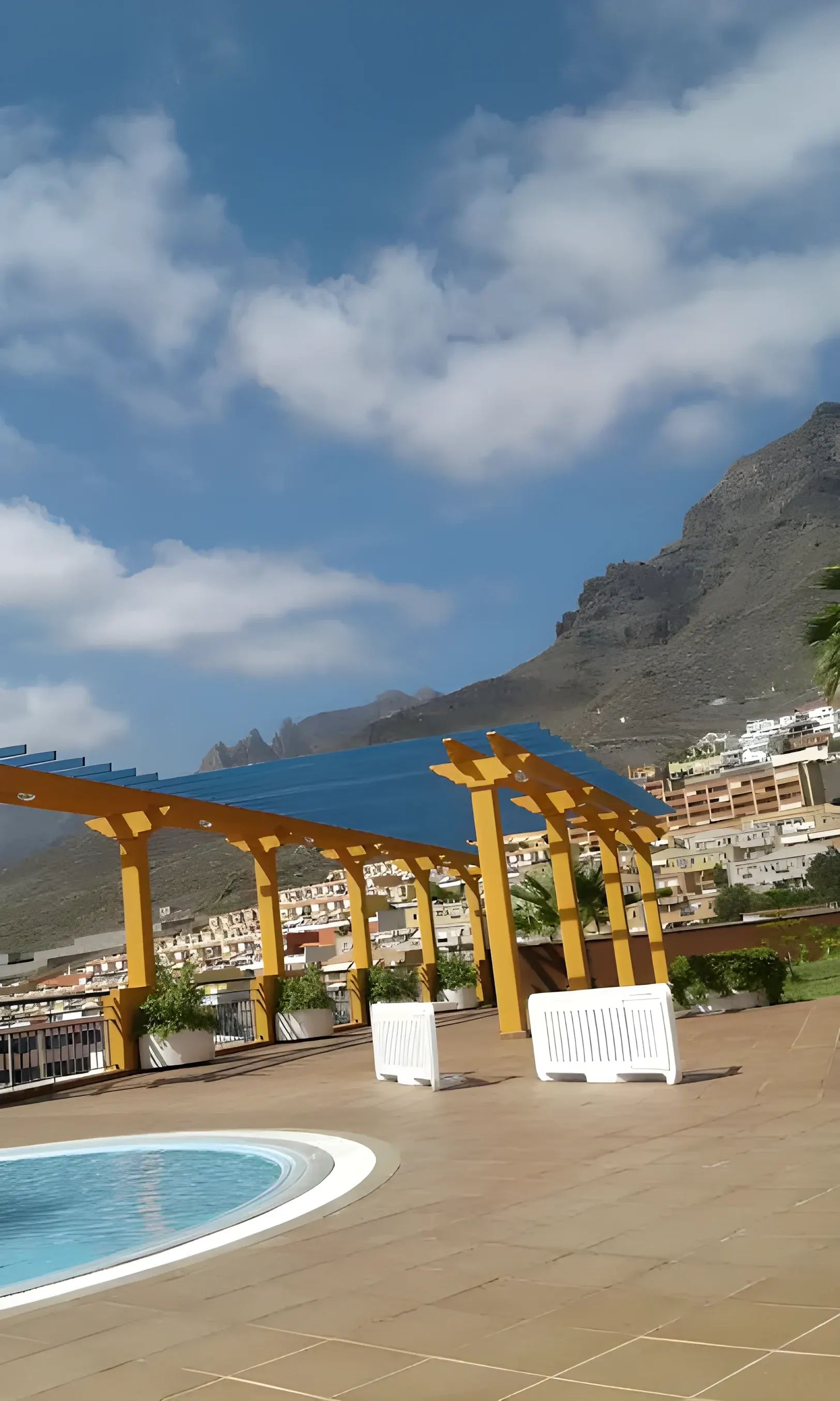 Piscina del complejo con la montaña de Roque del Conde al fondo