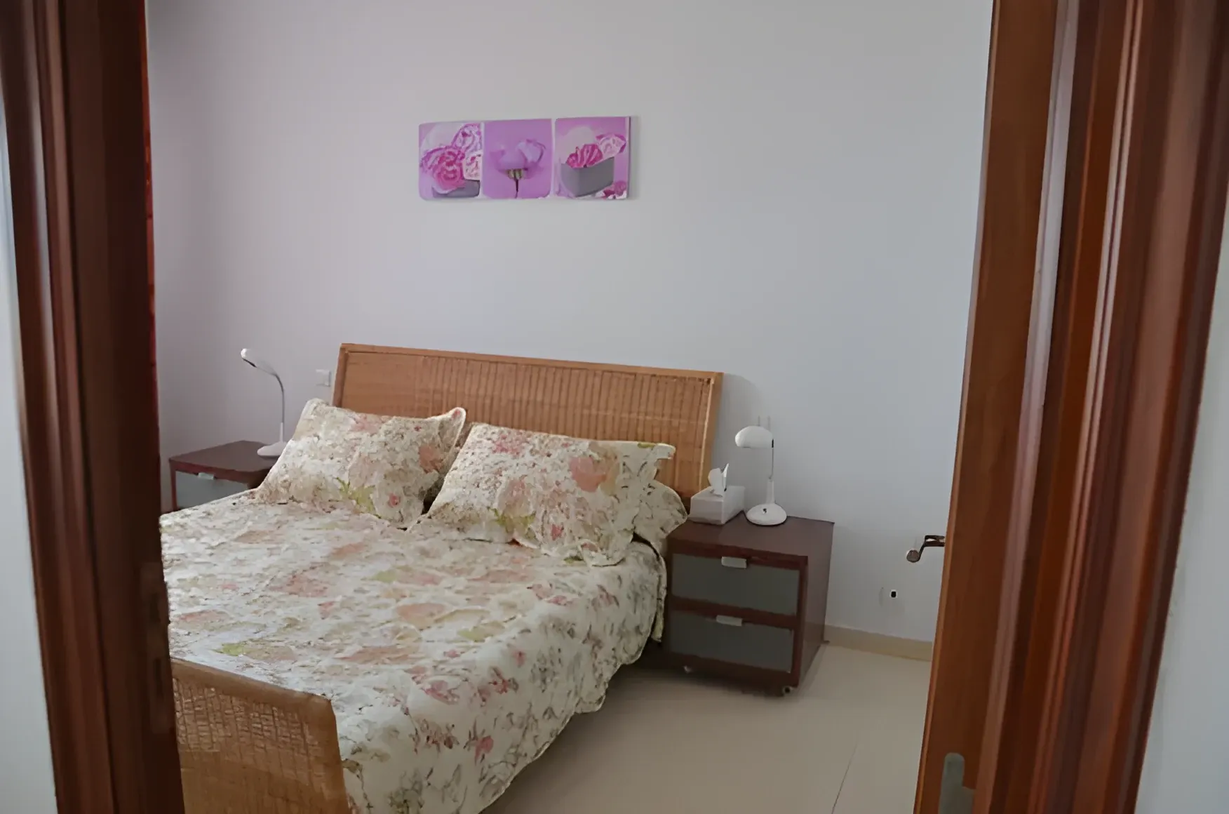 Dormitorio con cama de matrimonio y mesillas de madera
