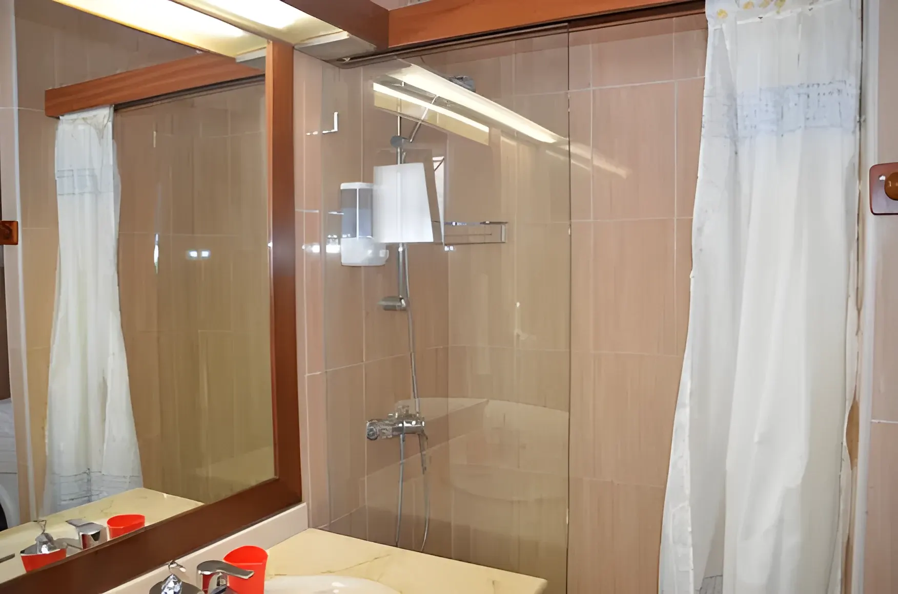 Baño completo con ducha y mampara