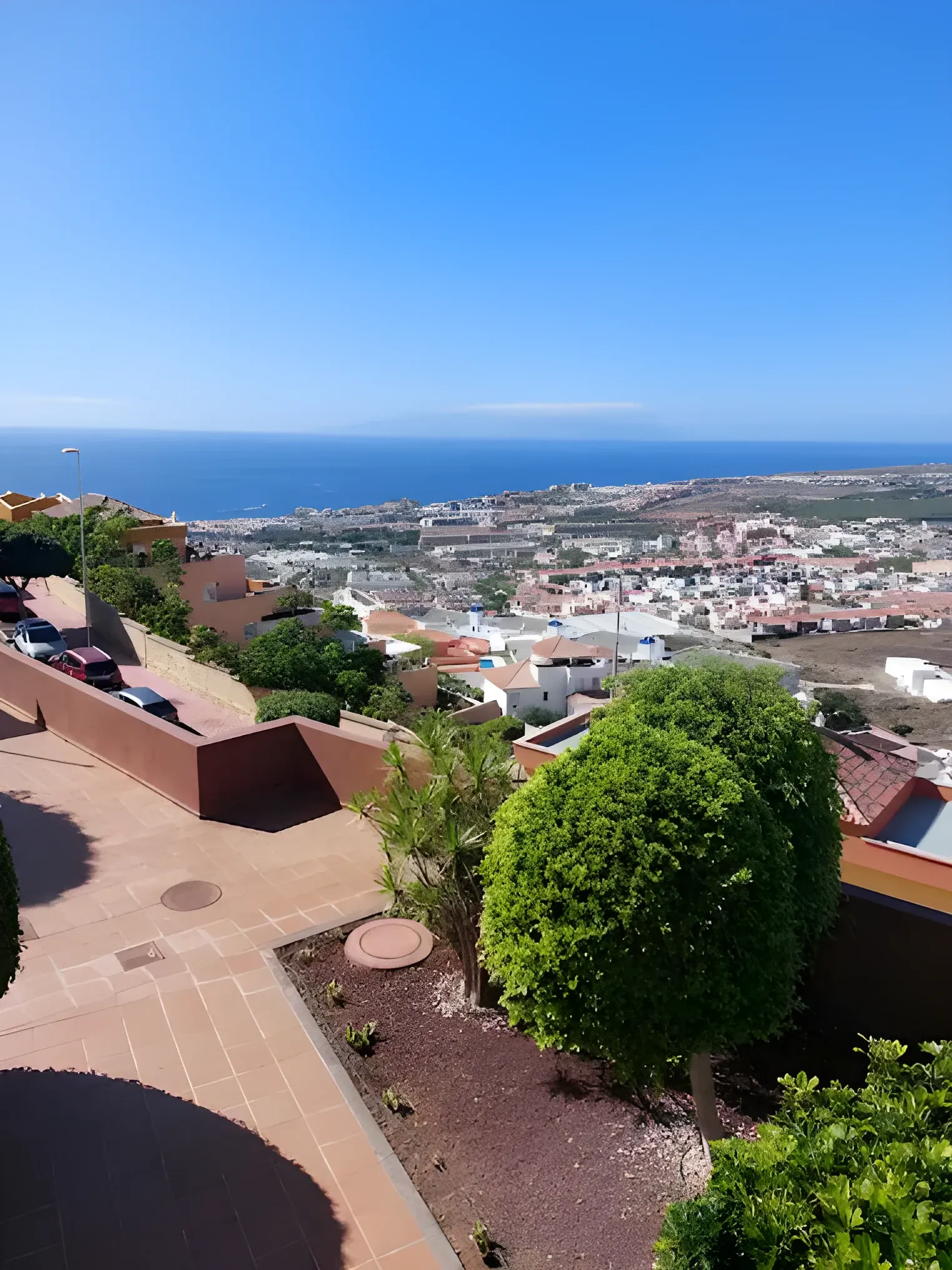 Vistas al pueblo y al océano desde la terraza
