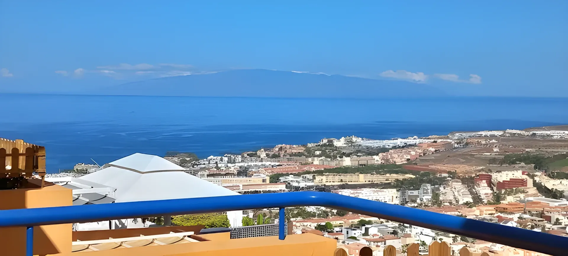 Vista del océano y de la costa de Costa Adeje desde la terraza del apartamento