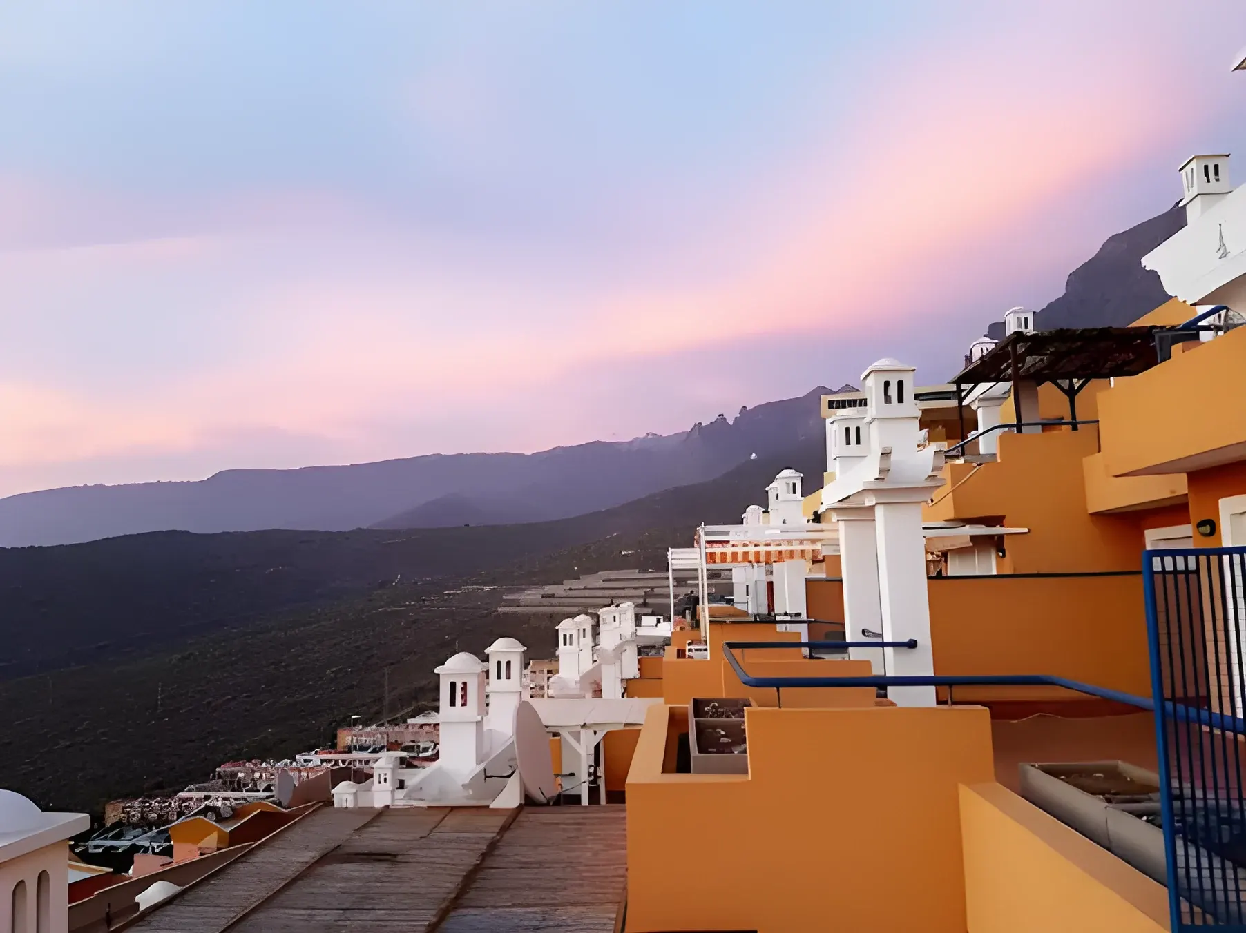 Cielo rosado sobre el complejo al anochecer