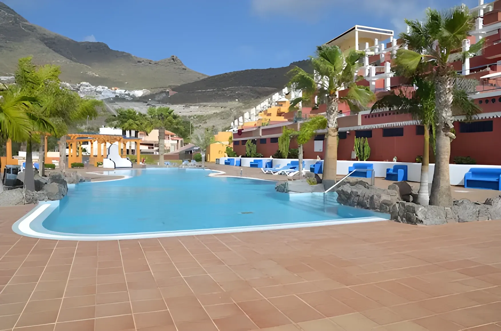 Piscina del complejo con la montaña al fondo