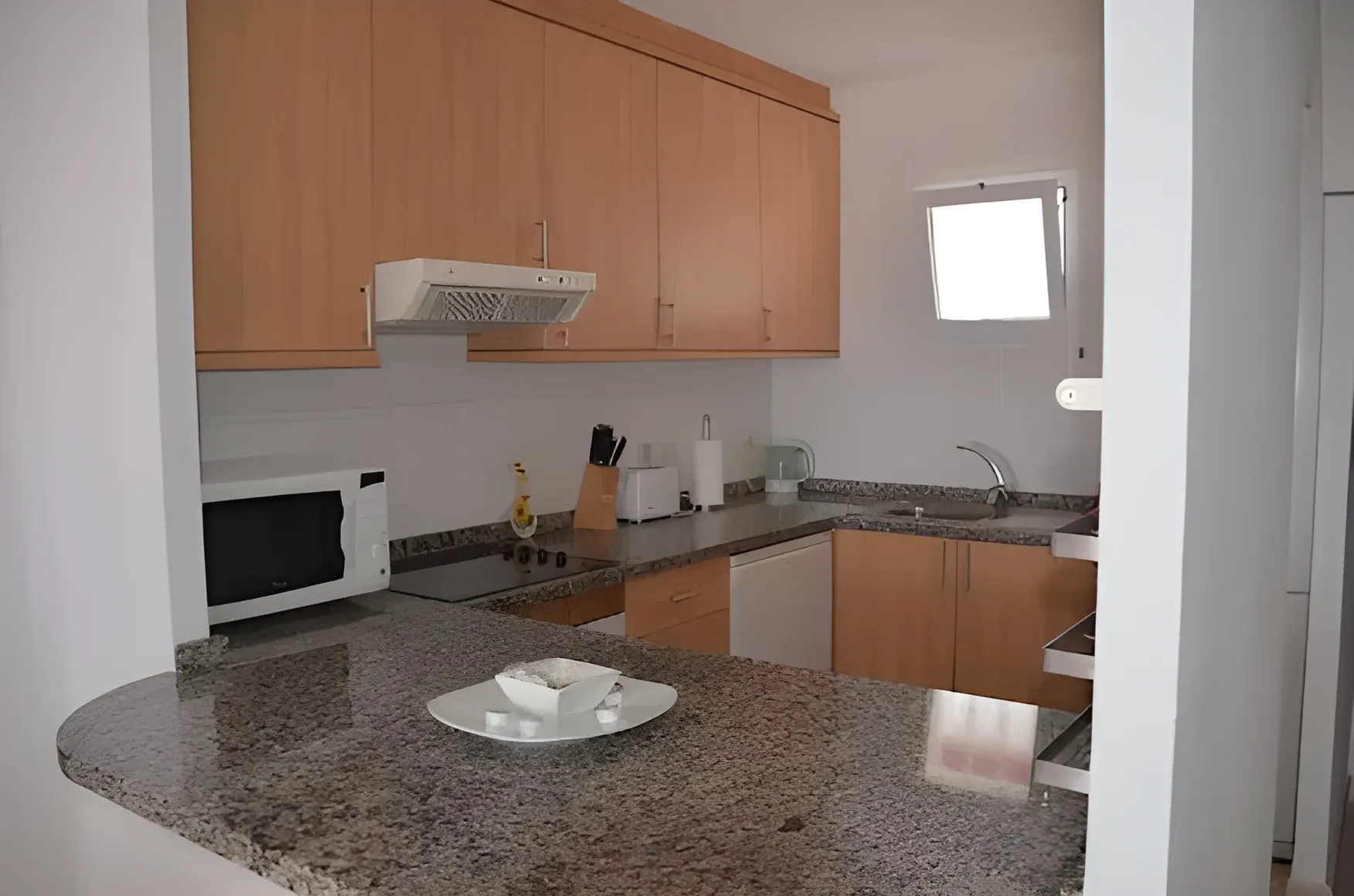 Encimera de la cocina con microondas y menaje